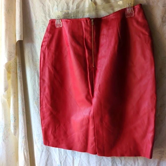 🌺Faux Leather Skirt Red Zipper on Back Size Large NWOT - Picture 5 of 11